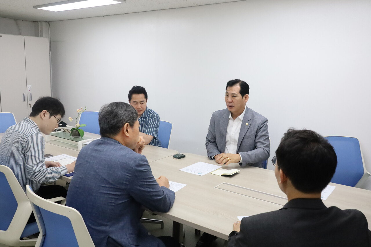 이영봉 도의원은 29일 의정부시에 위치한 경기벤처창업지원센터를 방문해 경기도 벤처스타트업과 관계자들과 센터의 향후 개선 방향에 대해 논의를 하고 있다.(사진=경기도의회)