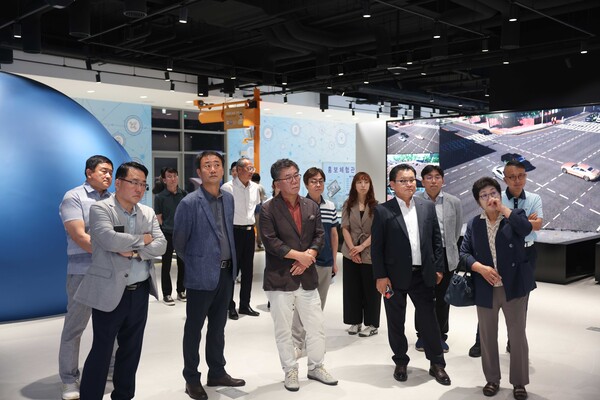 평택시의회 ‘평택시 스마트모빌리티 교통환경 개선 연구회’는 7월29일 안양시에 위치한 스마트도시통합센터와 서울 마포구 상암동에 위치한 서울 미래 모빌리티 센터를 방문해 벤치마킹을 실시했다. (사진=평택시의회)