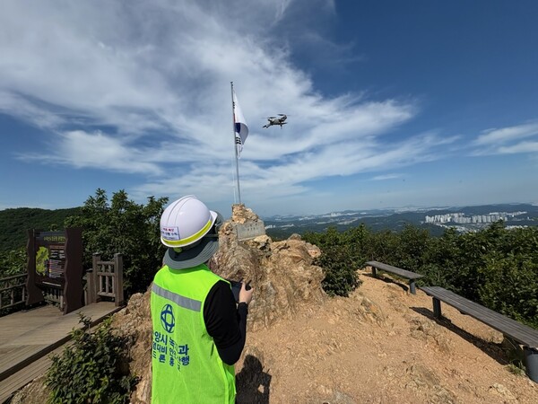 안양시가 연일 이어지는 폭염 속에서 드론을 활용해 등산객 안전사고 예방과 맞춤형 안전 홍보에 나섰다. 
