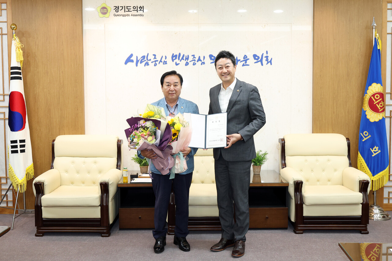 김진경 경기도의회 의장은 30일 의장 접견실에서 제11대 후반기 경기도의회 의정정책추진단 위원 위촉식을 열고 김성남 의원을 신임단장으로 위촉했다. (사진=경기도의회)