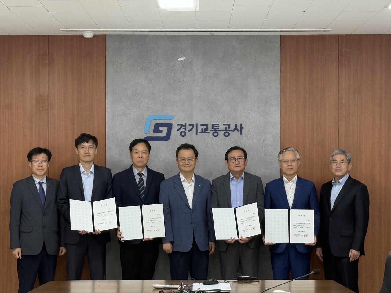 경기교통공사(사장 민경선)는 올해 하반기 ESG 경영 실행 확산을 위해 지속가능경영보고서 발간과 ESG 경영 수준진단을 추진하여 공사의 신뢰도를 강화하고 사회적 책임을 이행하는 선도기관으로 나아가겠다고 밝혔다. (사진=경기교통공사)