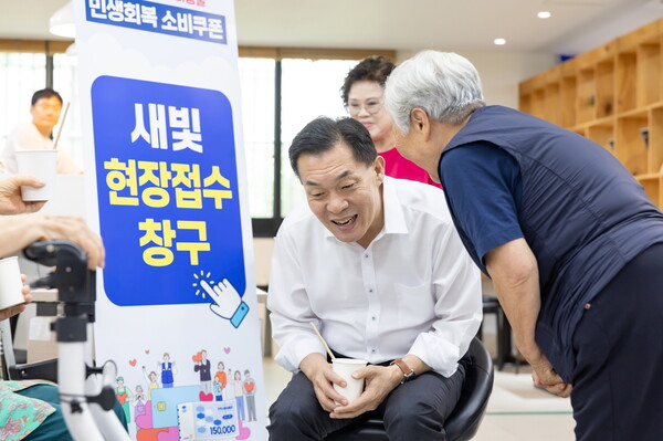 이재준 수원시장이 7월 31일 우만종합사회복지관에 설치된 찾아가는 새빛현장접수청구를 방문해 어르신과 이야기를 나누고 있다. (사진=수원시)