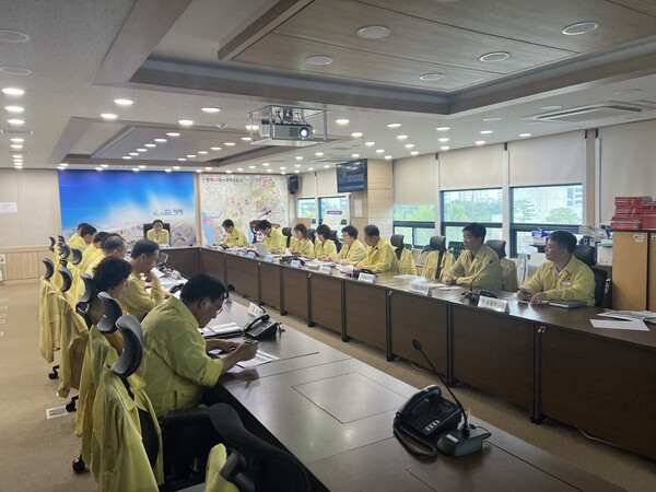 평택시는 8월3일 시청 재난안전상황실에서 정장선 시장 주재로 부시장과 각 실·국장, 주요 부서 과장 등이 참석한 가운데 집중호우 피해 대비 긴급대책회의를 열었다. (사진=평택시)
