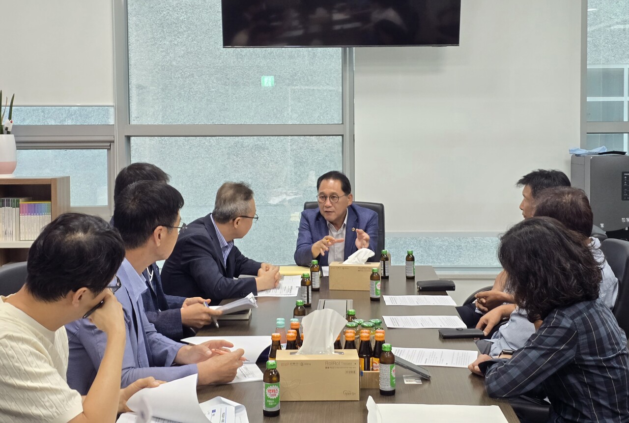 안광률 위원장은 지난달 30일 경기도교육청 학교급식보건과와 경기도청 친환경급식지원센터, 경기도농수산진흥원, 친환경 농산물 생산단체 등의 관계자가 참석한 가운데 급식 정책 변화에 따른 우려와 대응 방안을 놓고 열띤 논의를 벌였다. (사진=경기도의회)