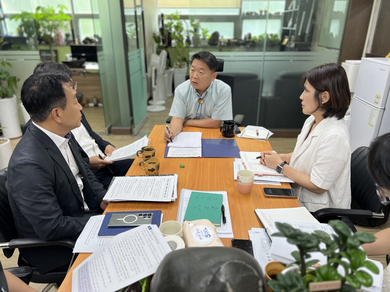 방성환 위원장은 8월1일 경기도친환경급식지원센터와 경기도농수산진흥원 관계자와의 간담회에서, 경기도교육청의 학교급식 식재료 구매 방식 변경 방침과 관련 친환경 급식 체계의 특수성과 계약재배 기반의 공적 공급망이 훼손될 우려를 지적했다.(사진=경기도의회)