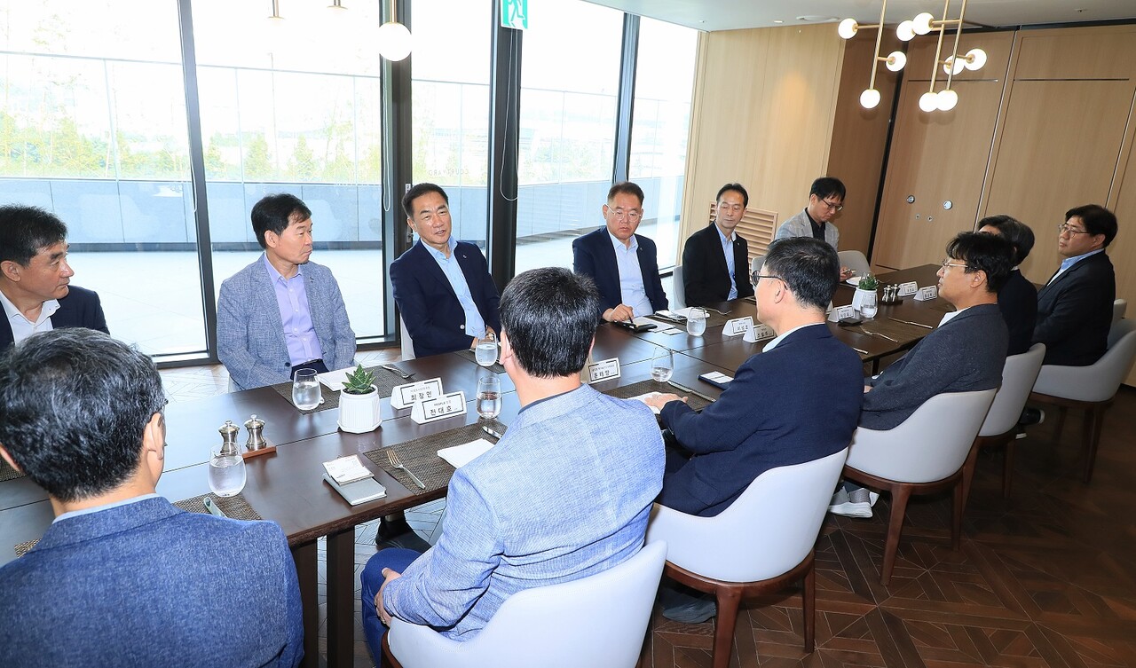 정장선 평택시장은 지난 1일 삼성전자 평택캠퍼스 윤태양 부사장과 임원진과 함께 반도체산업 현안과 협력 방안을 주제로 간담회를 열었다. (사진=평택시)