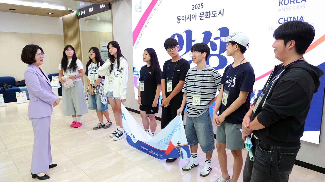 안성시는 8월4일부터 7일까지 중국 저장성 후저우시에서 열리는 '2025 중국 후저우 청소년 문화탐방'에 지역 청소년 8명이 참가한다고 밝혔다. 참가 청소년들을 격려하는 김보라 안성시장. (사진=안성시)