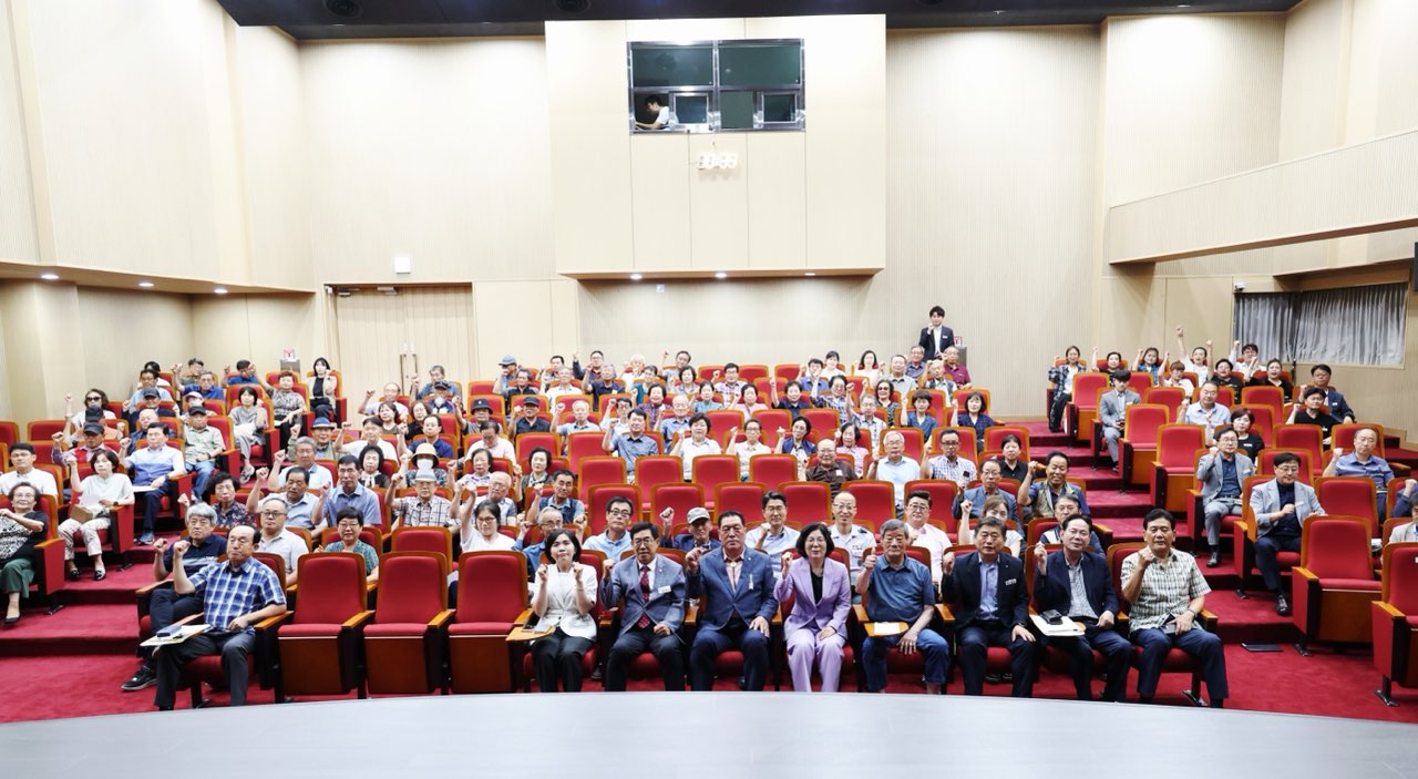 안성1동 주민 100여 명이 8월4일 평생학습관 다목적실에서 열린 2025년 하반기 정책공감토크에 참석해 지역 현안에 대해 의견을 나눴다. (사진=안성시)