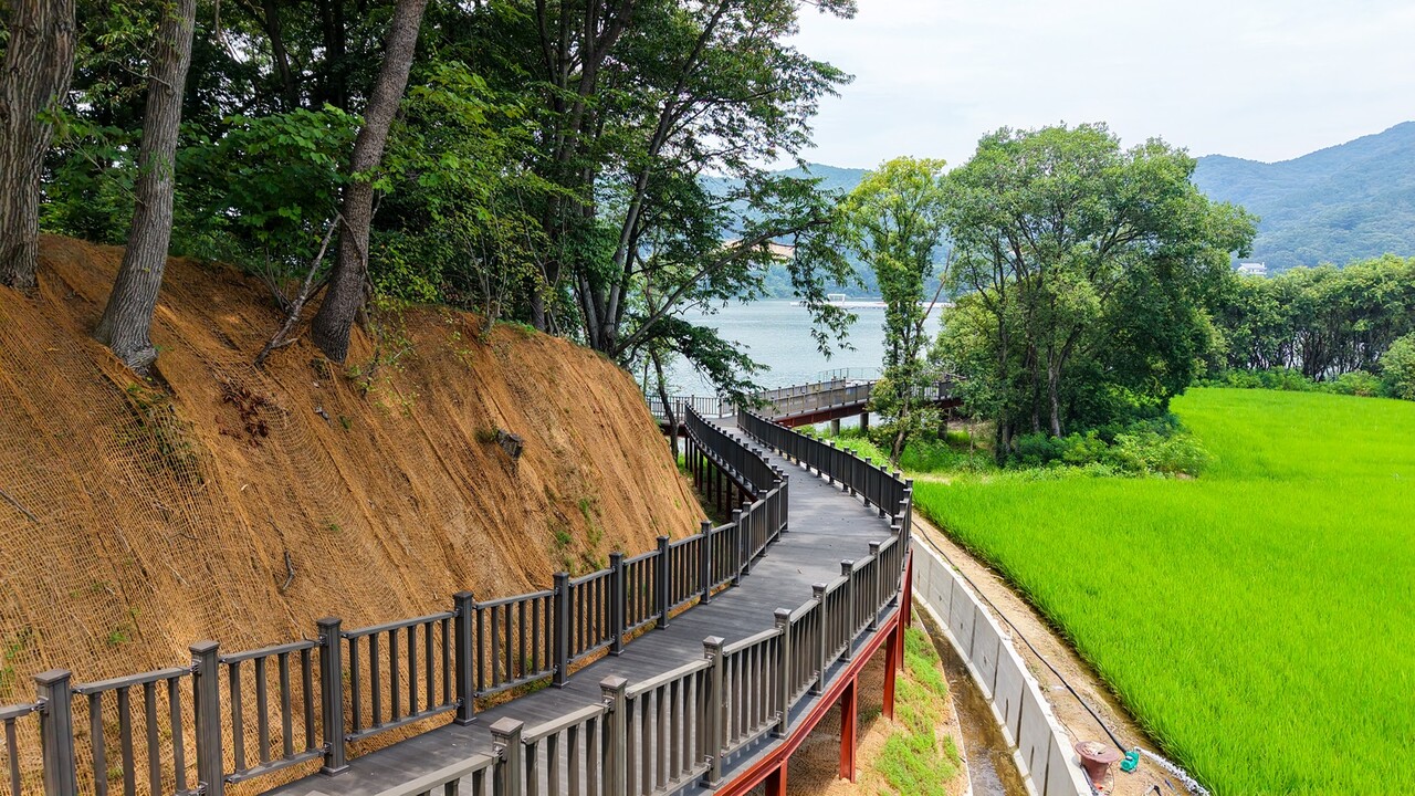안성시는 금광호수 박두진문학길 청록뜰 방면 기존 편도 데크길을 연결해 시작점 또는 수석정 수변 화원 방향으로 한 바퀴 돌아볼 수 있는 순환형 산책로 조성 공사를 완료했다. (사진=안성시)