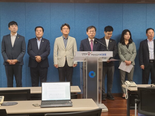 영종과 청라를 잇는 연륙교의 올 연말 개통을 앞두고 명칭과 통행요금에 대해 반발이 커지고 있다. 사진은 기자회견 장면(사진=김성웅 기자)