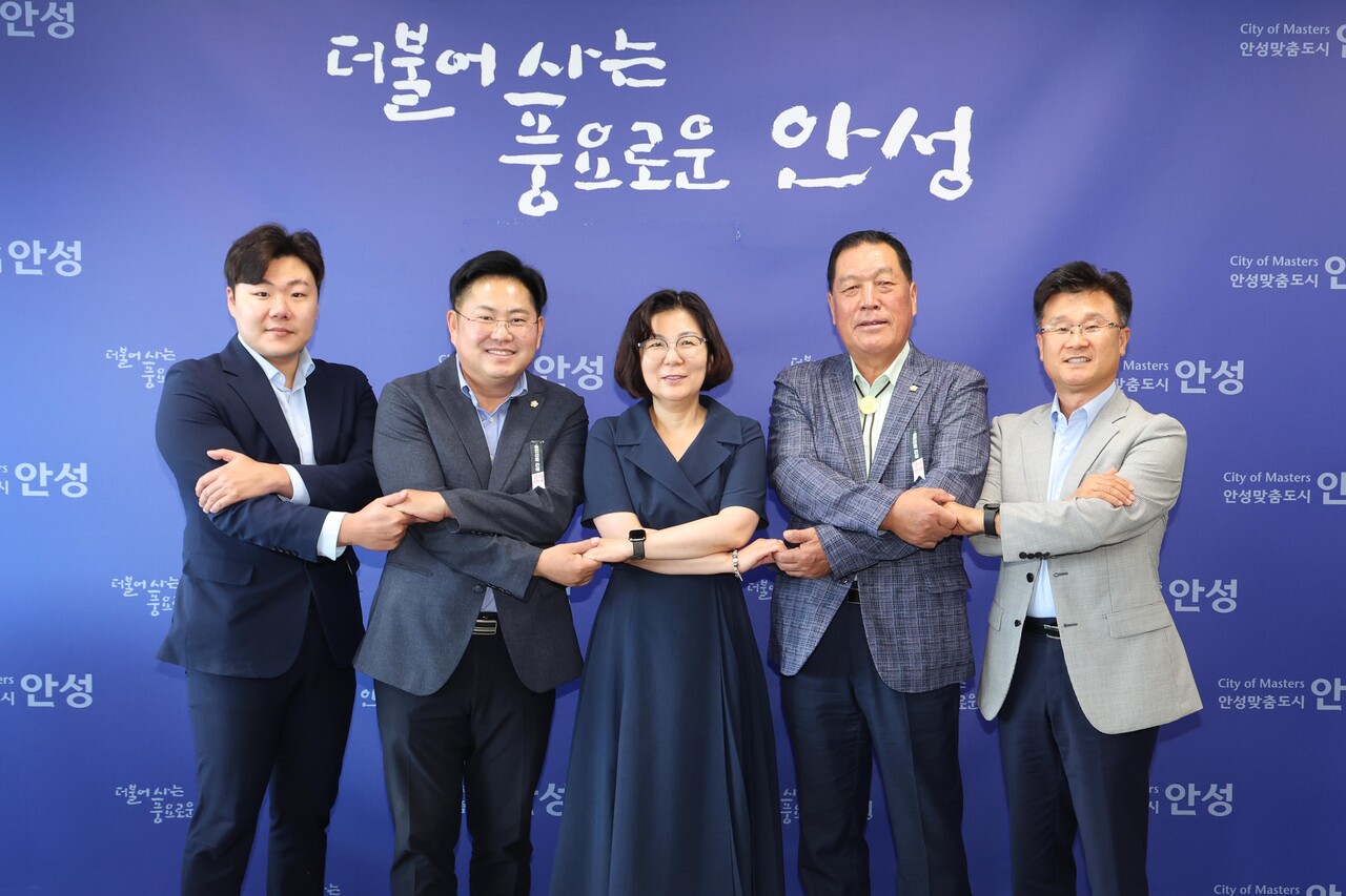 김보라 안성시장과 안정열 안성시의회 의장과 최호섭 의원 등이 8월5일 시장실에서 간담회를 열었다. (사진=안성시)