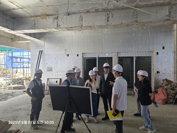 서구의회가 8월1일 마전동 행정복지센터 신축공사 현장을 방문해 여름철 폭염 속 작업자들의 안전 확보와 공사의 적기 준공을 당부했다. (사진=서구의회)