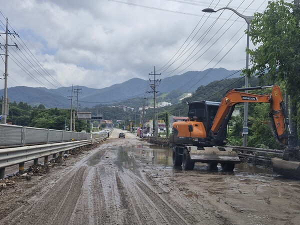 7월20일 집중호우로 포천시 내촌면에 위치한 베어스타운 입구 인근 국도에 토사가 쏟아져 복구작업이 진행되고 있다. (사진=김순철 기자)