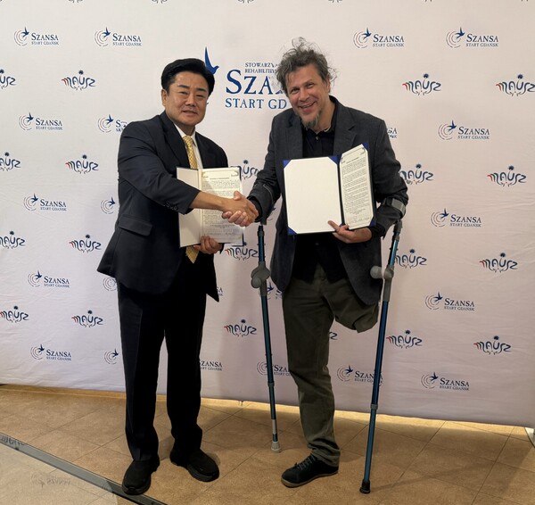경기도장애인체육회(회장: 김동연 경기도지사)는 8월4일(현지시각 19시), 폴란드 (Ośrodek Wypoczynkowy Mausz(Mausz Paralympic Training Center)에서 폴란드 국가 장애인체육회인 PZSN ‘Start’ 와 국제 협력 업무협약(MOU)을 체결했다고 밝혔다. (사진=경기도장애인체육회)
