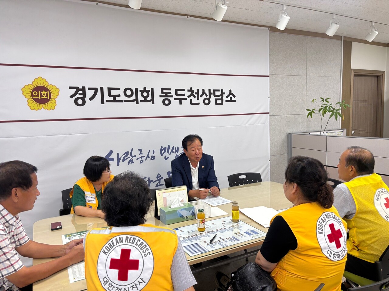 임상오 위원장은 지난 6일 경기도의회 동두천상담소에서 대한적십자봉사회 경기도협의회와 정담회를 갖고 봉사활동 지원체계 강화를 위한 협력 방안을 논의하고 있다. (사진=경기도의회)