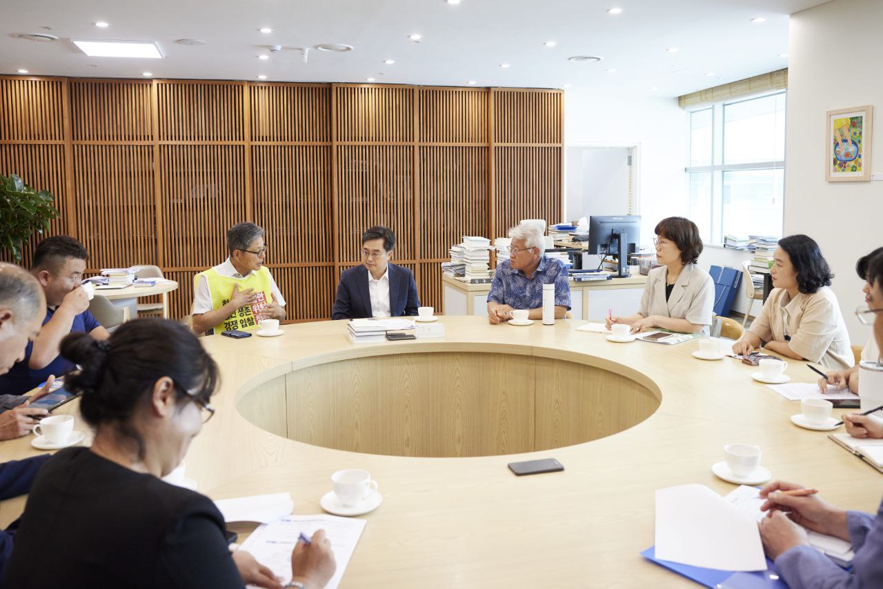 경기도교육청의 친환경 학교급식 구매 방식 변경 발표에 시군급식센터와 생산자단체, 학부모들의 반발하는 가운데 김동연 경기도지사의 적극적인 중재가 빛을 발해 결국 해당 지침이 전면 보류됐다. 대책위와 면담하는 김동연 지사. (사진=경기도)