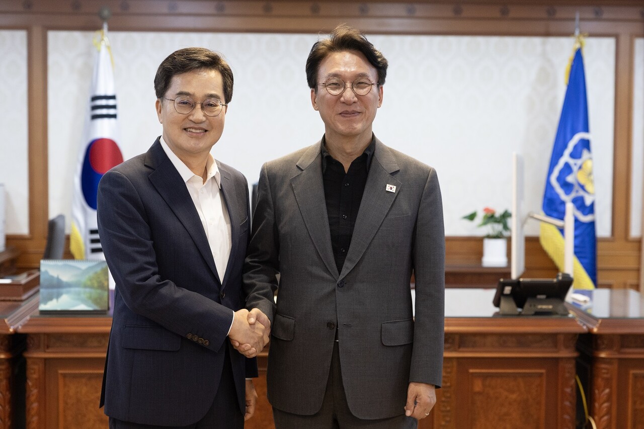 김동연 경기도지사가 8월7일 정부서울청사에서 김민석 국무총리를 면담하고 이재명 정부 국정과제와 연계한 경기도 핵심 현안에 대한 협력과 국비 지원을 요청했다. (사진=경기도)
