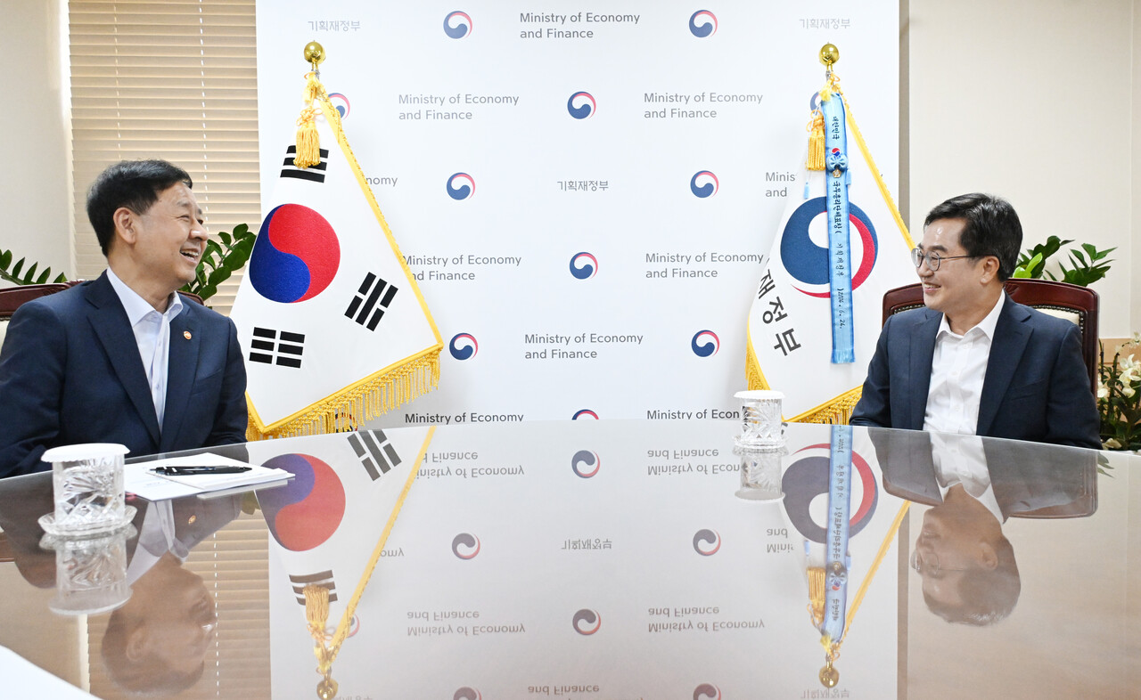 김동연 경기도지사가 8월7일 정부서울청사에서 구윤철 경제부총리와 만나 세월호 유가족 지원사업인 ‘안산 트라우마센터’ 운영 예산 70억원 전액 국비 지원을 요청했다.  (사진=경기도)