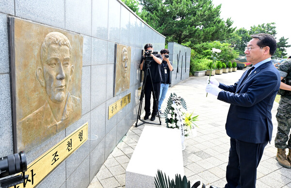 유정복 인천시장이 8일 섬의 날을 기념, 옹진군 연평면을 방문, 연평해전 전사자 충혼탑을 참배하고 있다.(사진=인천시)