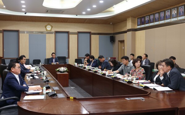 평택시의회는 8월8일 시의회 간담회장에서 주요 현안과 정책 과제 논의와 자체 안건 처리를 위한 8월 임시 의원간담회를 개최했다. (사진=평택시의회)