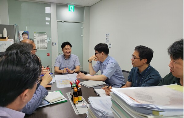 김태희 도의원은 8월7일 경기도 의회에서 의왕·군포·안산 공공주택지구 조성사업의 원활한 추진을 위해 주민 지원 제도 운영 현황을 점검하고 실효성 확보 방안을 논의했다. (사진=경기도의회)