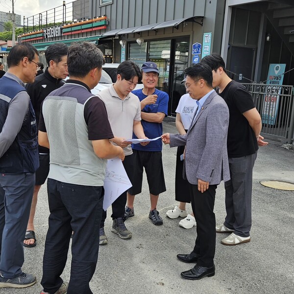 이석균 도의원은 8월7일 남양주시 화도읍과 와부읍을 연결하는 국가지원지방도(국지도) 제86호선 창현~금남 구간 공사 현장을 찾아 현장을 점검하고 있다.(사진=경기도의회)