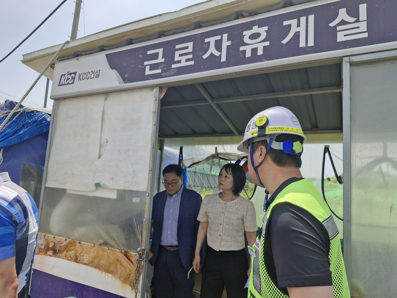 서구의회 기획행정위원장 김원진 의원과 김춘수 의원은 8월11일 청라동 1-1095번지 인근 사토장을 다시 찾아 개선된 근로자 휴게실 현황과 행정처분 준수 여부를 점검했다. (사진=서구의회)