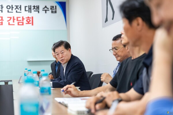 광명시가 광명초등학교 학생들의 안전한 등하교를 위해 임시 통학로에 보도를 설치하고 안전요원을 확대 배치한다. (사진=광명시)