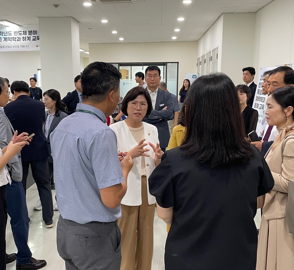 이애형 위원장은 11일 경기도교육청이 주최하고, 차세대융합기술연구원이 주관하여 개최된 ‘2025학년도 미래 신산업분야 하이테크 특성화고 계약학과 반도체 분야 하계 교육 입교식’에 참석해 학생들을 격려했다.(사진=경기도의회)