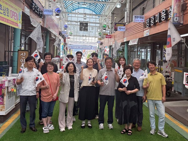 안성시 중앙시장상인회가 광복 80주년을 기념해 전통시장 내 50여 곳에 태극기를 게양했다. (사진=안성시)