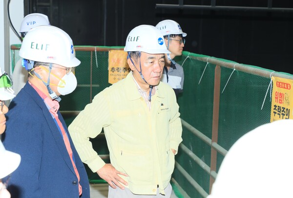 평택시 정장선 시장은 8월 13일 고덕동 함박산 중앙공원 내 건립 중인 평택아트센터 현장을 방문해 공사진행 상황과 향후 일정을 점검했다. (사진=평택시)