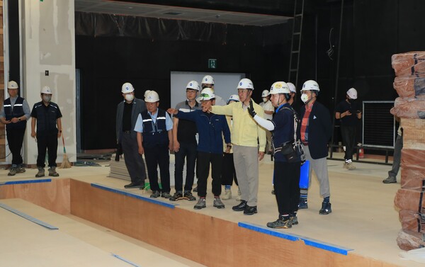 평택시 정장선 시장은 8월 13일 고덕동 함박산 중앙공원 내 건립 중인 평택아트센터 현장을 방문해 공사진행 상황과 향후 일정을 점검했다. (사진=평택시)