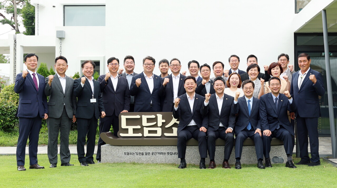 13일 오전 도담소에서 김동연 경기도지사, 김진경 경기도의회 의장, 최종현 경기도의회 더불어민주당 대표의원, 백현종 경기도의회 국민의힘 대표의원, 각 당 대표단 및 주요 내빈 등이 기념촬영을 하고 있다.(사진=경기도)