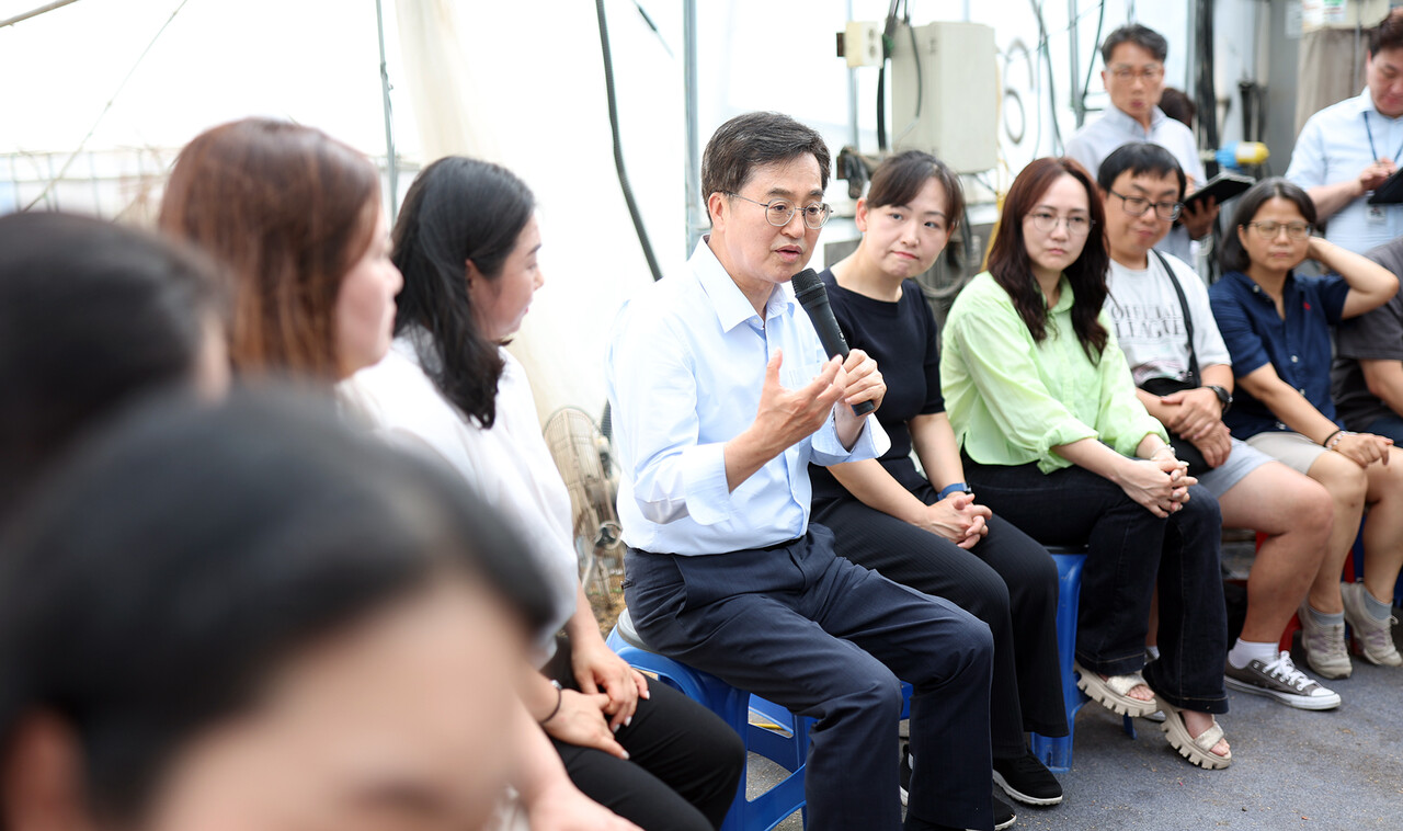 김동연 경기도지사가 8월13일 용인시 처인구 백암면의 한 친환경 부추 농가를 찾아 최근 불거진 경기도교육청의 학교급식 식재료 구매 방식 변경 논의와 보류 사태에 대해 대화를 나눴다. (사진=경기도)