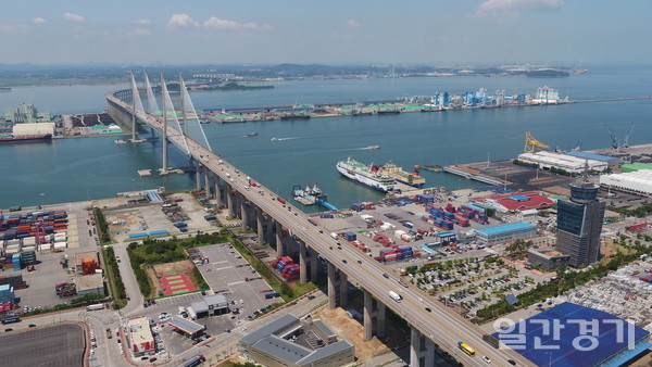 평택산업진흥원이 관내 수출기업 15개사를 대상으로 실시한 긴급 실태 조사 결과, 응답 기업 100%가 관세의 직접적 영향을 받을 것이라 답한 것으로 나타났다.