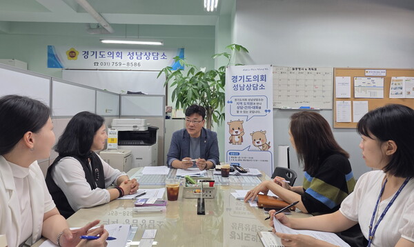 최만식(민주당, 성남2) 경기도의회 의원은 8월12일 경기도의회 성남상담소에서 ‘장애아동 지원 조례’ 제정 필요성에 대해 논의했다. (사진=경기도의회)