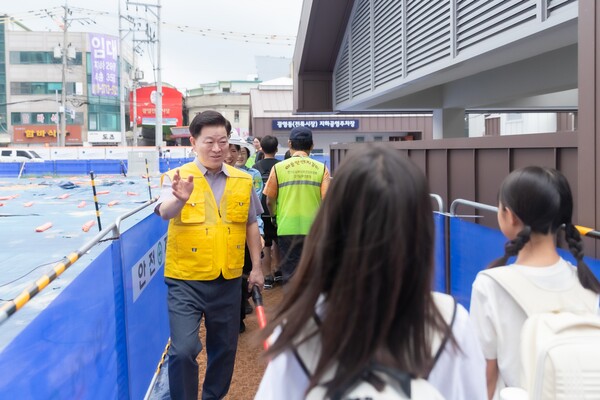 박승원 광명시장이 8월18일 아침 광명초등학교 임시 통학로를 찾아 등굣길 안전지도를 실시했다. (사진=광명시)