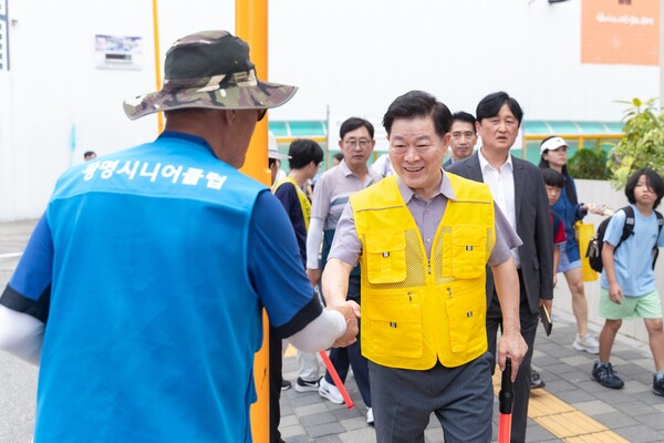 박승원 광명시장이 8월18일 아침 광명초등학교 임시 통학로를 찾아 등굣길 안전지도를 실시했다. (사진=광명시)