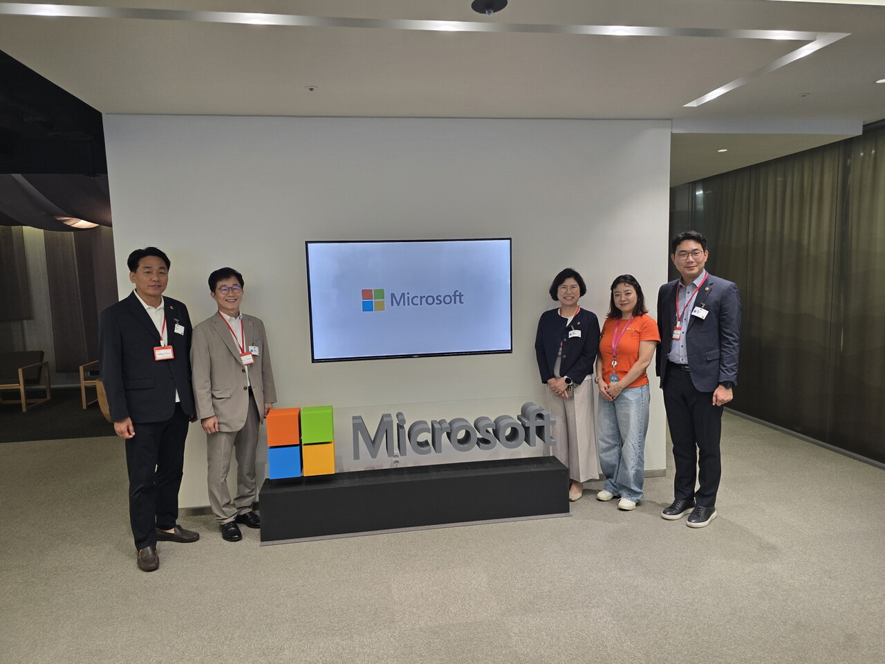 경기도의회 교육행정위원회는 14일 마이크로소프트 한국 본사(Microsoft Korea)를 방문해 마이크로소프트의 디지털 전환 전략, 공공부문 협력 사례, AI 기술의 교육 분야 활용 가능성 등에 대해 경청했다.(사진=경기도의회)