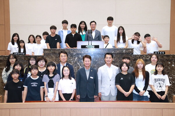 이천시 청소년 연합의회(나비)가 2025년 방문학습 및 청소년 모의의회를 8월14일 의회 본회의장에서 개최했다. (사진=이천시의회)