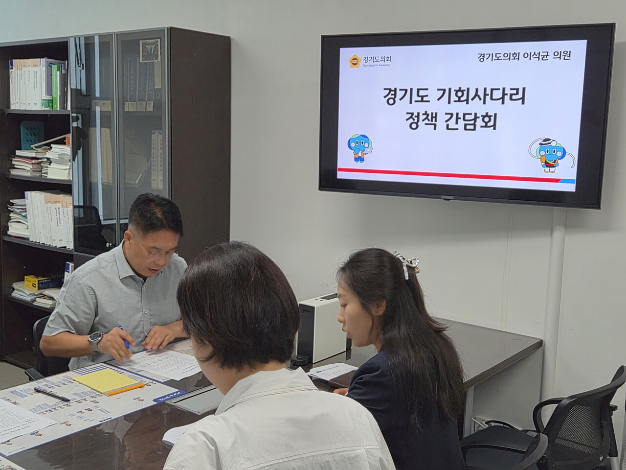 이석균 도의원은 18일 경기도의회 의원실에서 열린 간담회에서 김선화 경기도 청년기획과장 등 관계자와 함께 ‘경기청년 사다리 사업’ 운영 방향을 논의했다.(사진=경기도의회)