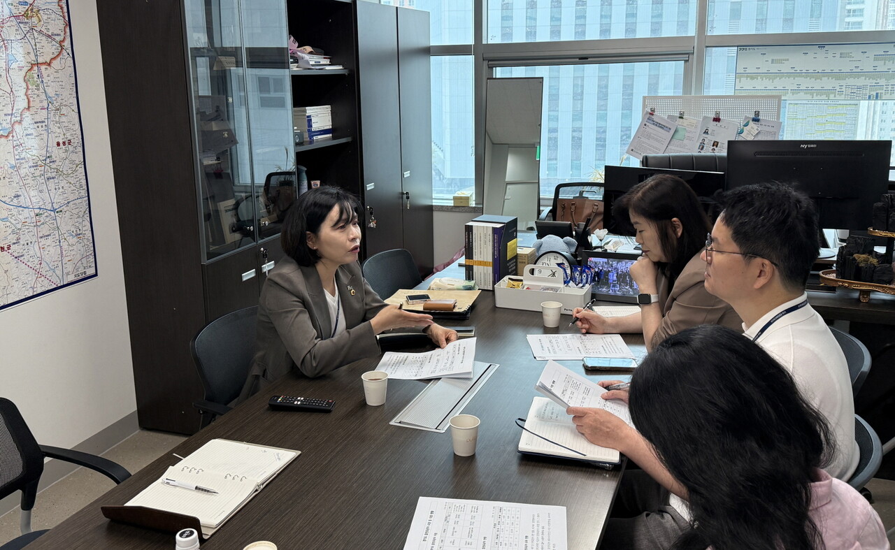 황세주 경기도의원은 18일 김해련 경기도 복지정책과장, 김주천 보훈지원팀장 등 보훈 지원 실무진과 간담회를 열고, 도내 참전유공자 현황을 점검하며 수당 확대 등 지원 방안을 논의했다.(사진=경기도의회)