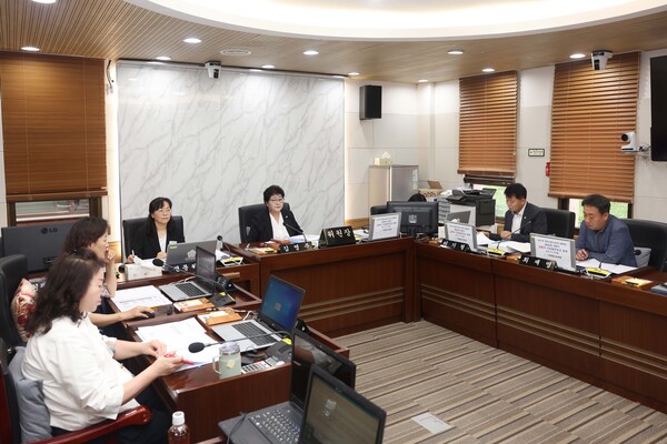 평택시의회 기획행정위원회는 8월19일 제257회 임시회 폐회중 제5차 회의를 열고 지난 7월28일자로 신설된 교육국의 2025년 주요업무 보고를 청취했다. (사진=평택시의회)