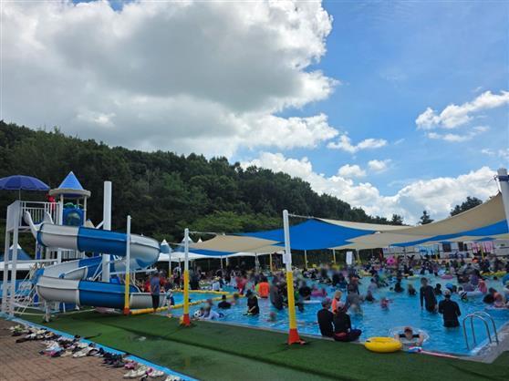 무봉산청소년수련원은 7월19일부터 8월 17일까지 30일간 운영한 야외 숲속 수영장을 종료했다. (사진=평택시)