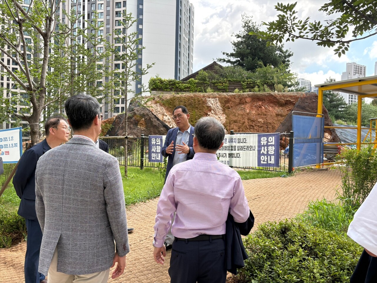 안광률 위원장은 지난 19일, 광명초등학교 공사로 인하여 생긴 통학로 안전 문제 해결을 위해 현장방문을 실시하고 관계기관과의 실질적인 대책 마련에 나섰다.(사진=경기도의회)