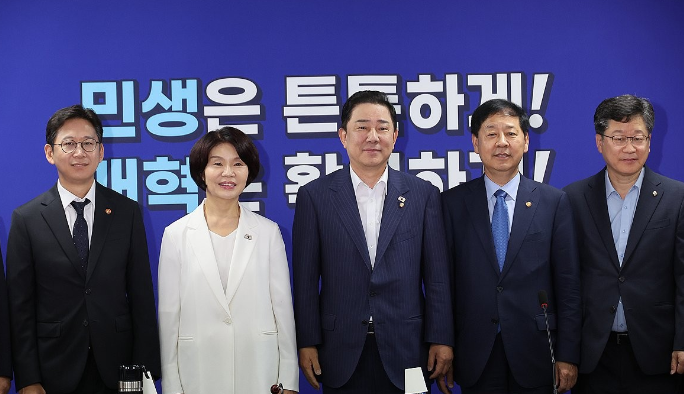 8월20일 서울 여의도 국회 의원회관에서 열린 새정부 경제성장전략 관련 당정 협의에서 더불어민주당 김병기 원내대표, 구윤철 부총리 겸 기재부 장관 등 참석자들이 기념촬영을 하고 있다. (사진=연합뉴스)