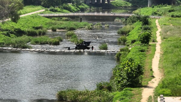 안양시는 8월 21일 하천 범람 시 안전사고 예방을 위해 드론을 띄워 하천 주변을 보행하는 시민에게 안전한 곳으로 이동하도록 안내한다고 밝혔다. (사진=안양시)