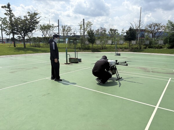 이천시가 20일 복하천 수변공원 일원에서 K-드론 배송 시범운영을 하고 있다. (사진=이천시)