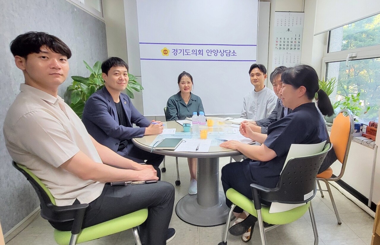 경기도의회 도시환경위원회 유영일(국민의힘, 안양5) 부위원장은 8월19일 도의회 안양상담소에서 안양시 및 경기주택도시공사(GH) 관계자들로부터 안양 연현공원 조성사업 관련 업무보고를 받았다. (사진=경기도의회)