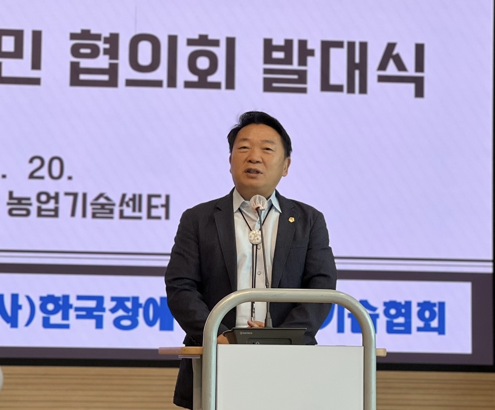 방성환 위원장은 20일 용인시농업기술센터 대강당에서 열린 ‘농촌 재구조화법에 따른 용인시 농촌 재생발전주민협의회 발대식’에 참석해 주민협의회 출범을 축하했다. (사진=경기도의회)